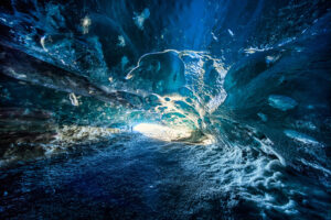 Eishöhle mit kleinem Ausgang Eishöhle mit kleinem Ausgang